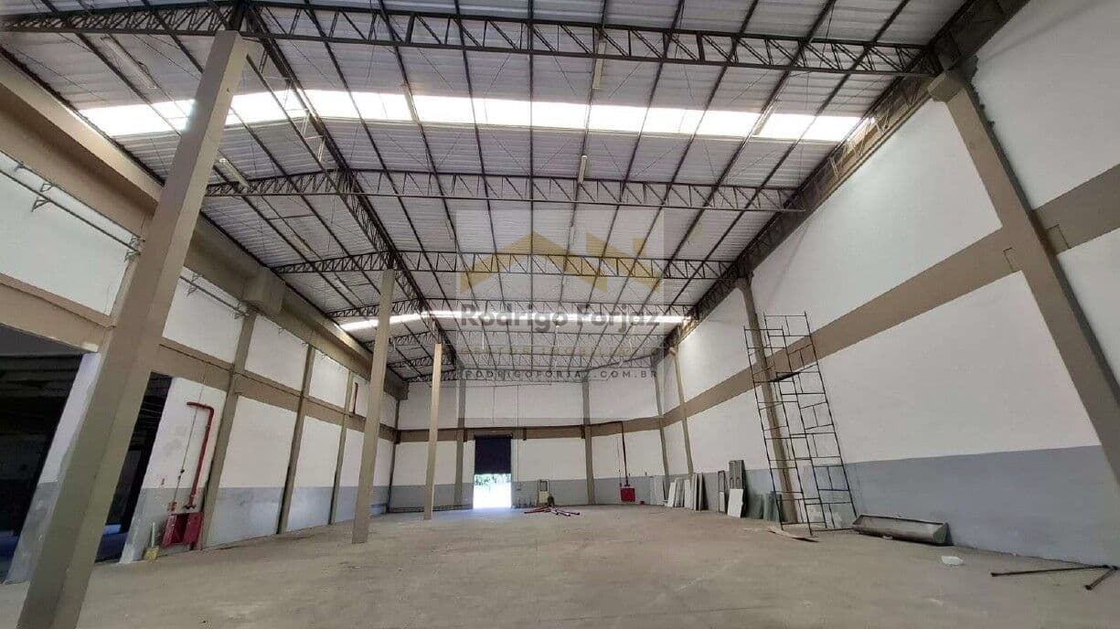 EXCELENTE GALPÃO DISPONÍVEL PARA LOCAÇÃO, A/C: 6.700m²,Aesc. 2.250m², 26 Docas, Mina d'água, Cabine Primária