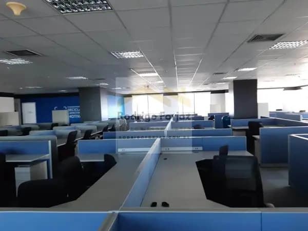 Edifício West Side - VENDA - Conjunto 100% MOBILIADO com estações de trabalhos divididos em baias, armários altos e baixos, mesas e cadeiras, sala de gerência, diretoria e reunião. Possui 621,69m2 de área útil, 04 conjuntos de banheiro masculino/feminino