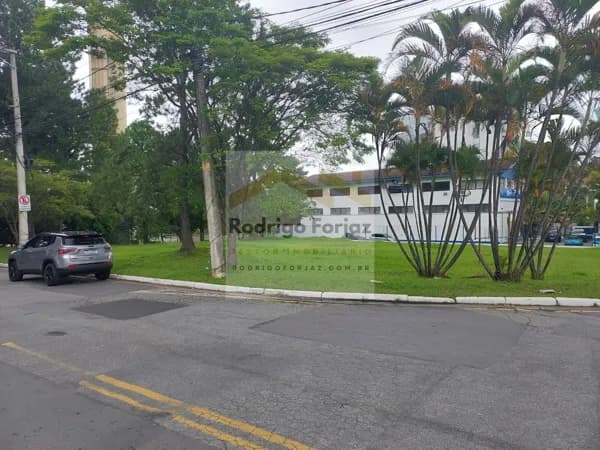 LOCAÇÃO de Terreno DE ESQUINA no Tamboré Empresarial com 1.740 m². TERRENO PLANO.
