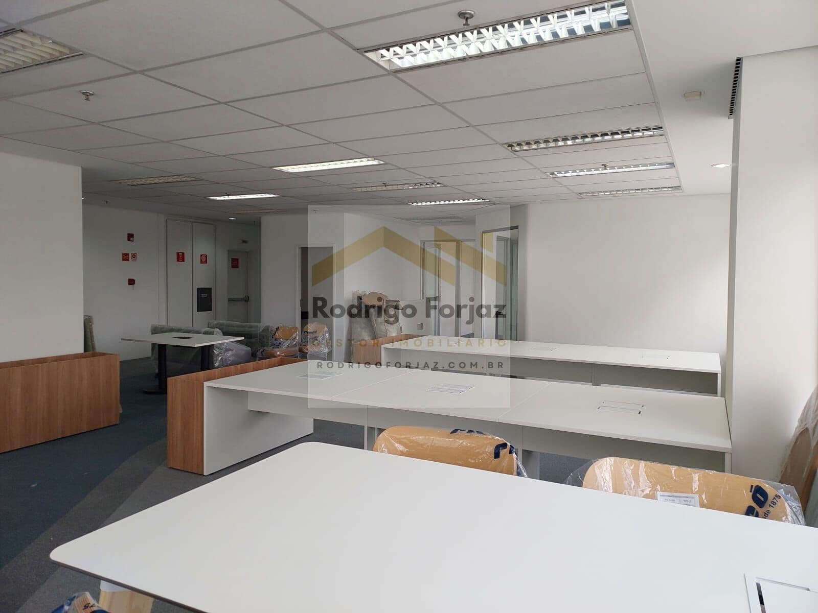 Sala 100% MOBILIADA Centro Administrativo Rio Negro LOCAÇÃO - Alphaville - A/C:339,09m², 09 Vagas