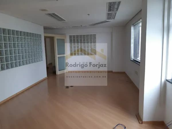 EXCELENTE SALA COMERCIAL À VENDA- ED PERSONAL BUSINESS OFFICE- LOCALIZAÇÃO PREMIUM - 250m², 04 Banheiros, 06 Vagas