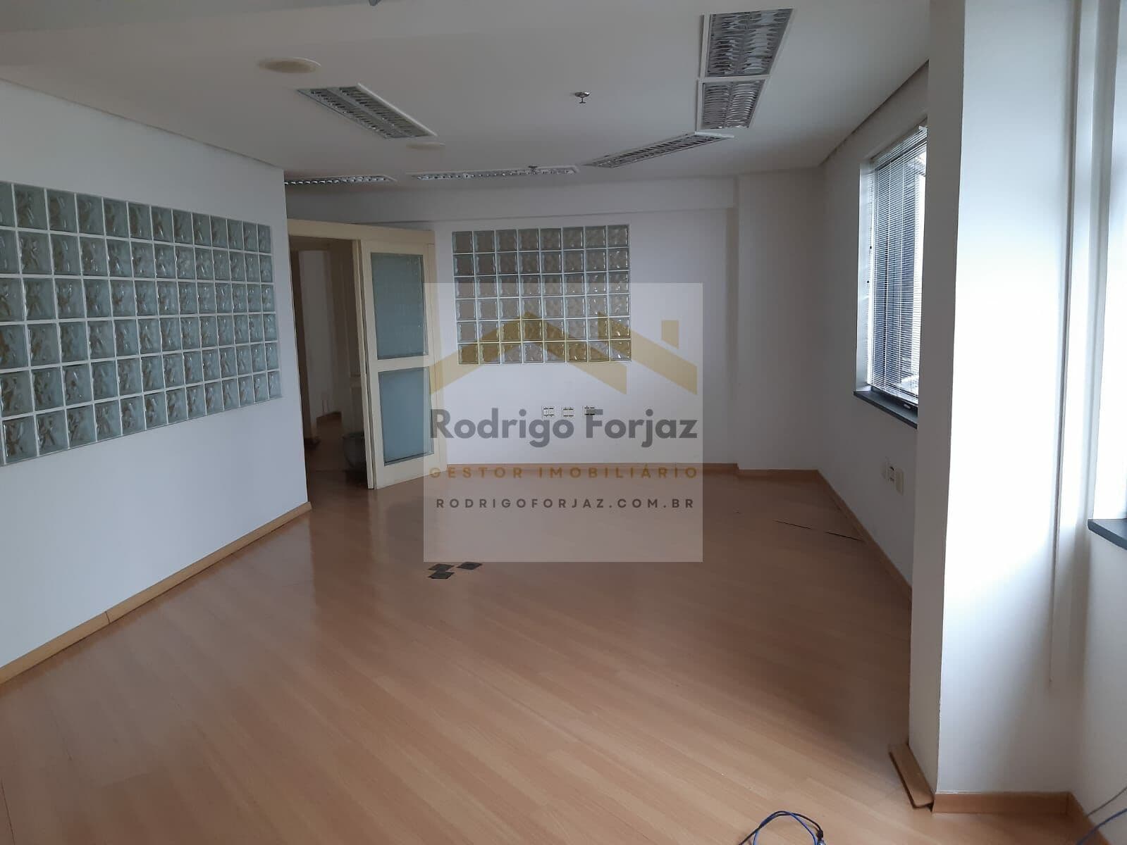 EXCELENTE SALA COMERCIAL À VENDA- ED PERSONAL BUSINESS OFFICE- LOCALIZAÇÃO PREMIUM - 250m², 04 Banheiros, 06 Vagas