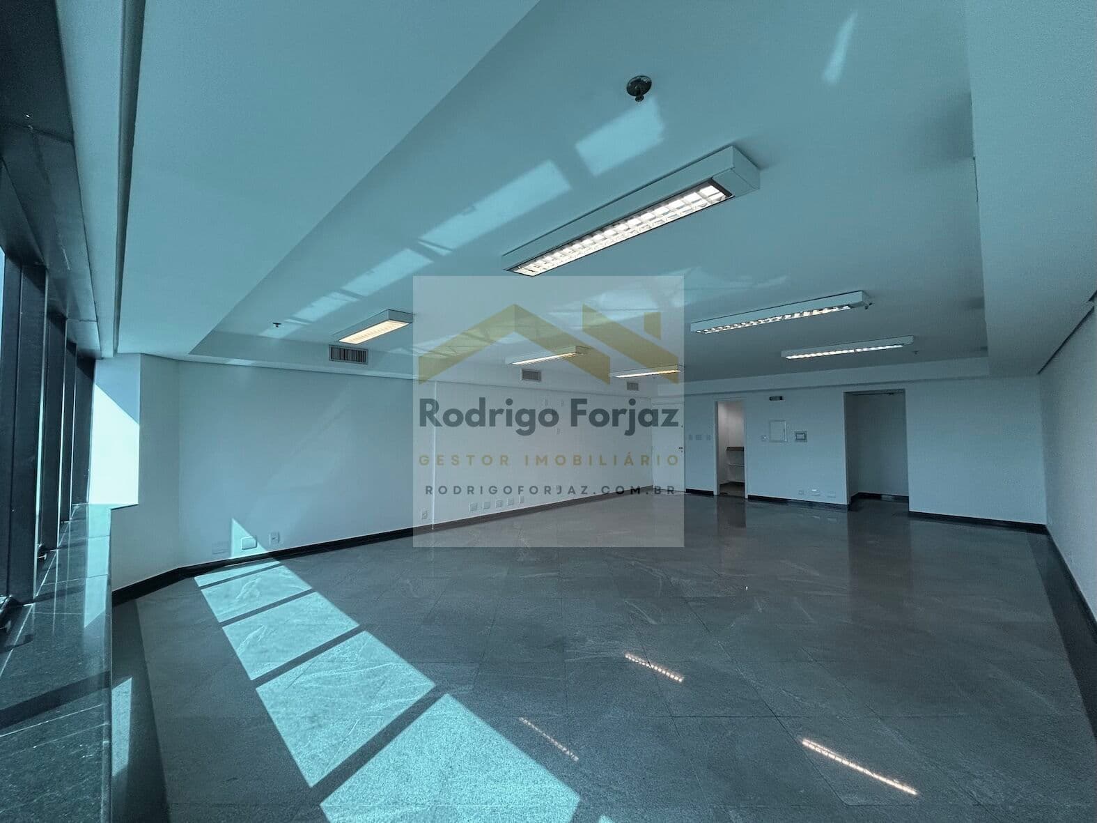SALA COMERCIAL EXCELENTE CUSTO x BENEFÍCIO (MELHOR DA REGIÃO) - VENDA ED. EAGLE POINT,A/C:77m², 02 WCs,01 COPA,02 VAGAS