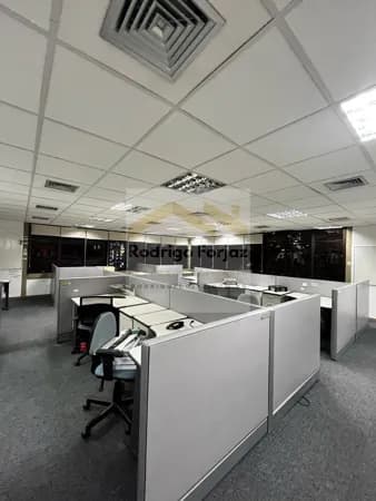EXCELENTE SALA COMERCIAL 100% MOBILIADA LOCAÇÃO COND. GREEN VALLEY ALPHAVILLE/SP, A/C: 550m², 05 Vagas