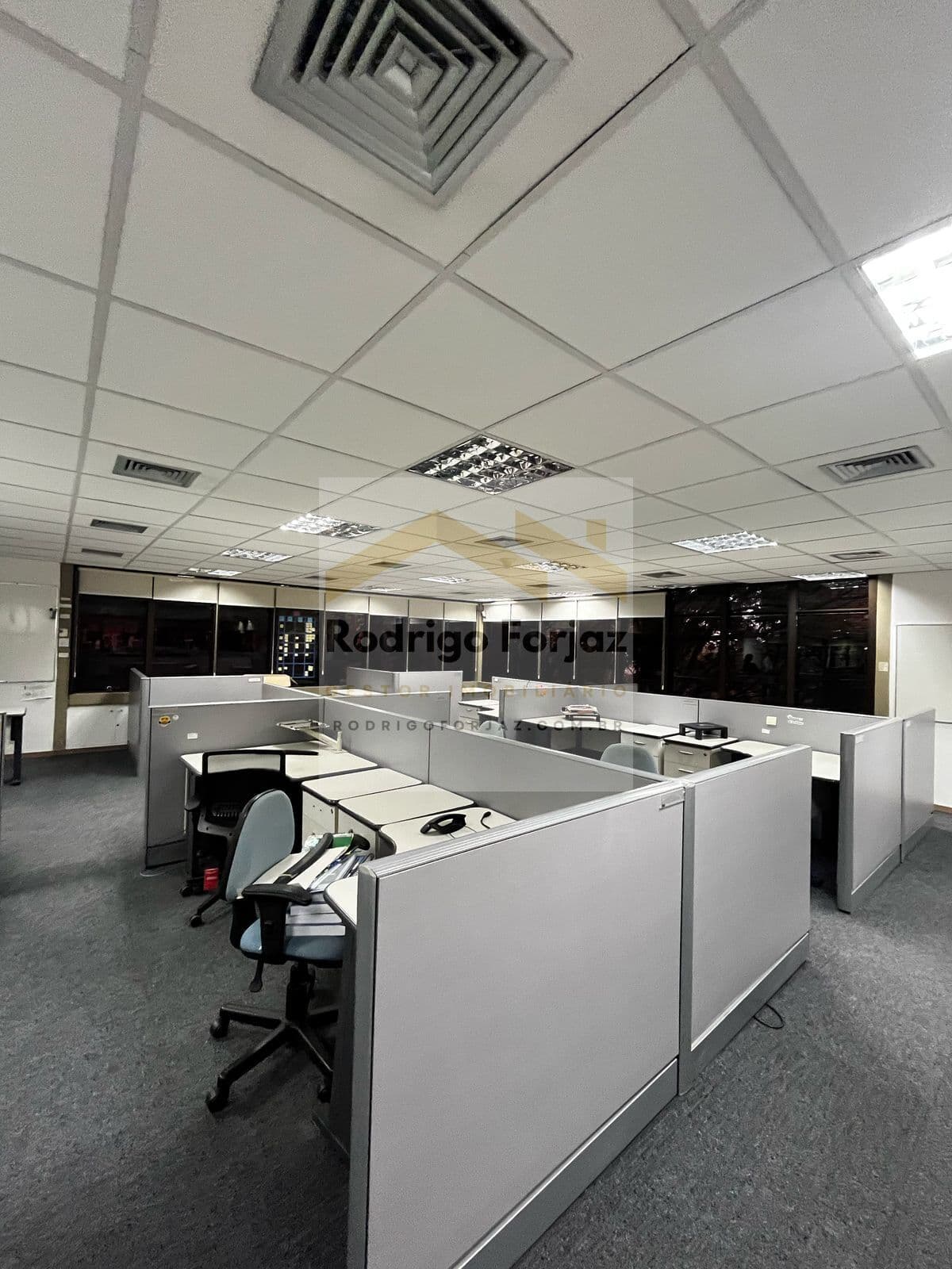 EXCELENTE SALA COMERCIAL 100% MOBILIADA LOCAÇÃO COND. GREEN VALLEY ALPHAVILLE/SP, A/C: 550m², 05 Vagas