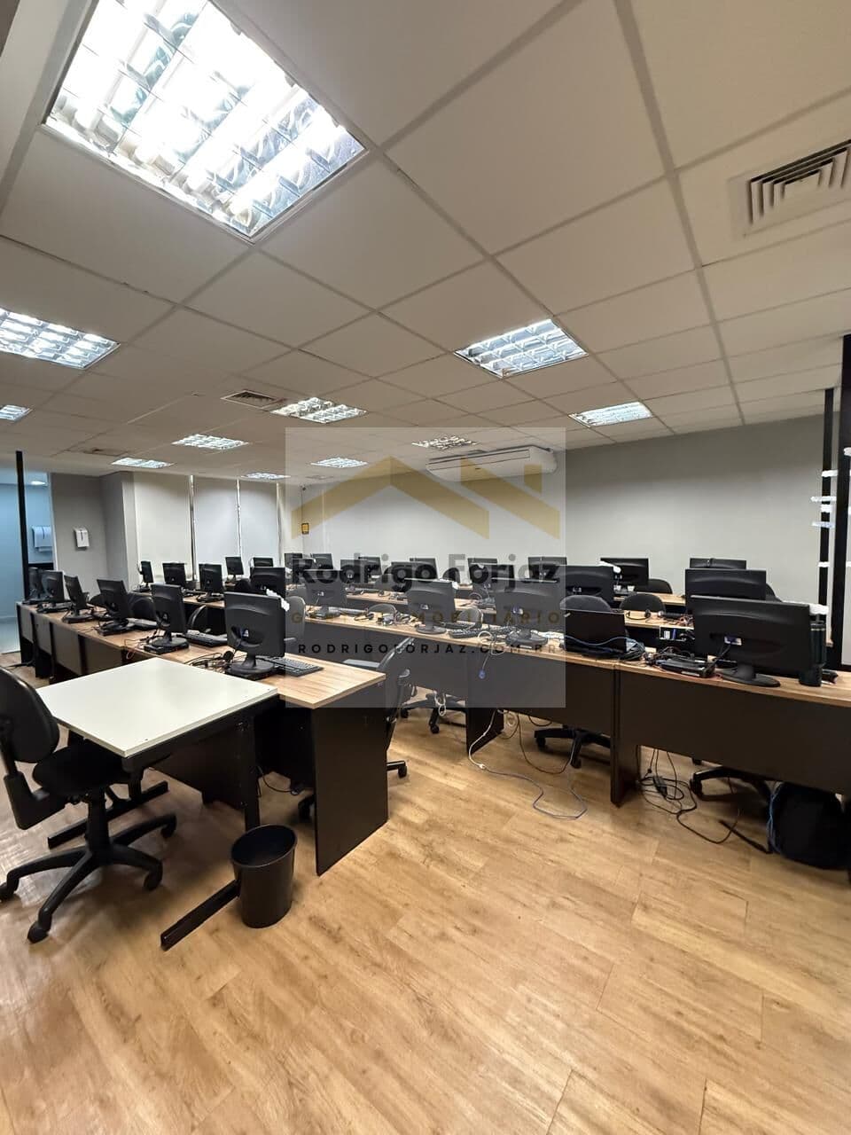 EXCELENTE SALA COMERCIAL 100% MOBILIADA LOCAÇÃO COND. GREEN VALLEY ALPHAVILLE/SP, A/C: 550m², 05 Vagas