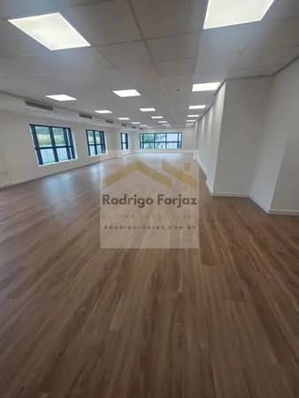 SALA COMERCIAL LOCAÇÃO ED. WEST SIDE - REFORMADA - A/C:197,87m², OPEN SPACE, Piso Vinílico, luminárias, ar condicionado central, 01 Copa c/ Armários, 05 Vagas