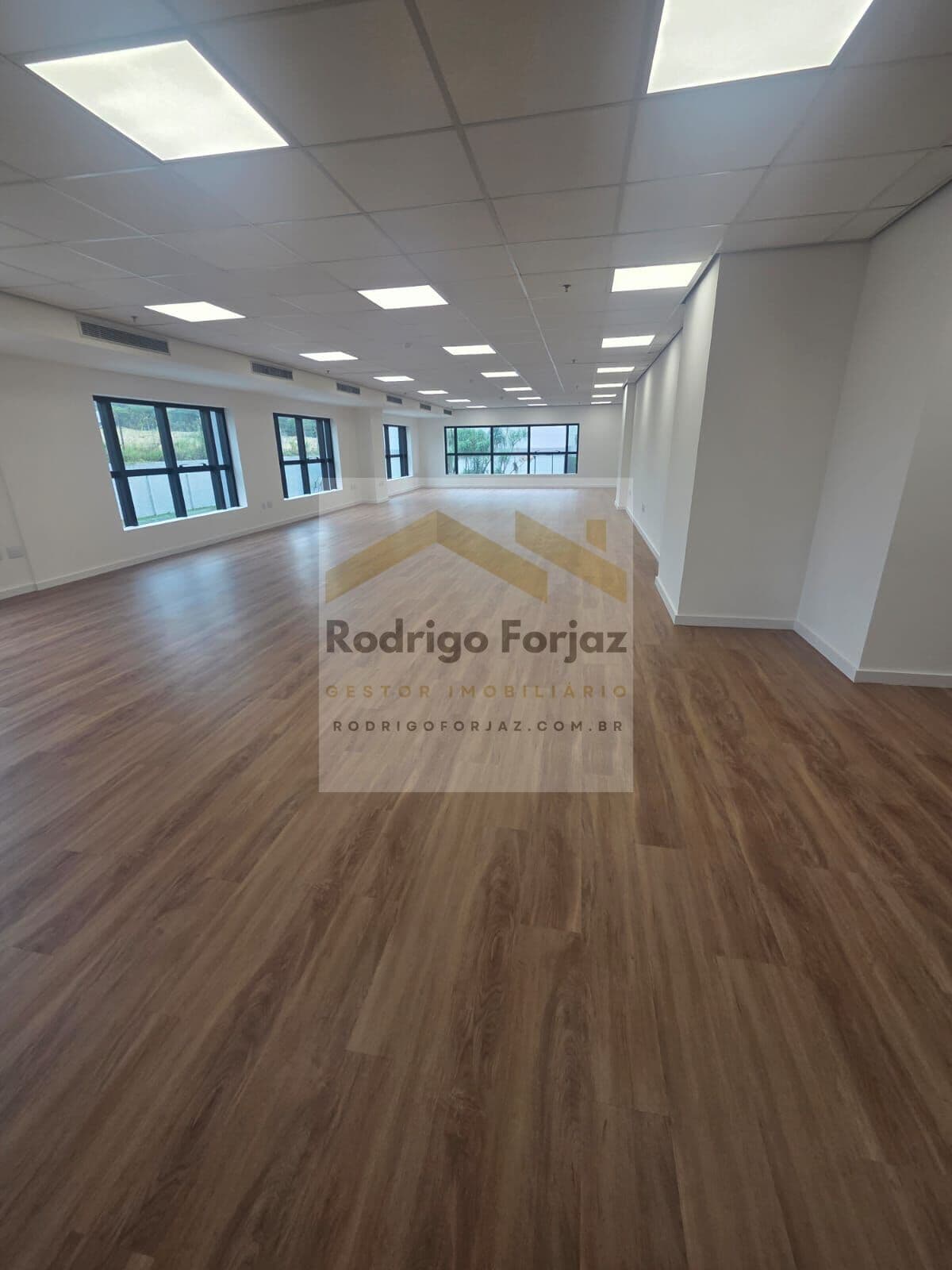 SALA COMERCIAL LOCAÇÃO ED. WEST SIDE - REFORMADA - A/C:197,87m², OPEN SPACE, Piso Vinílico, luminárias, ar condicionado central, 01 Copa c/ Armários, 05 Vagas