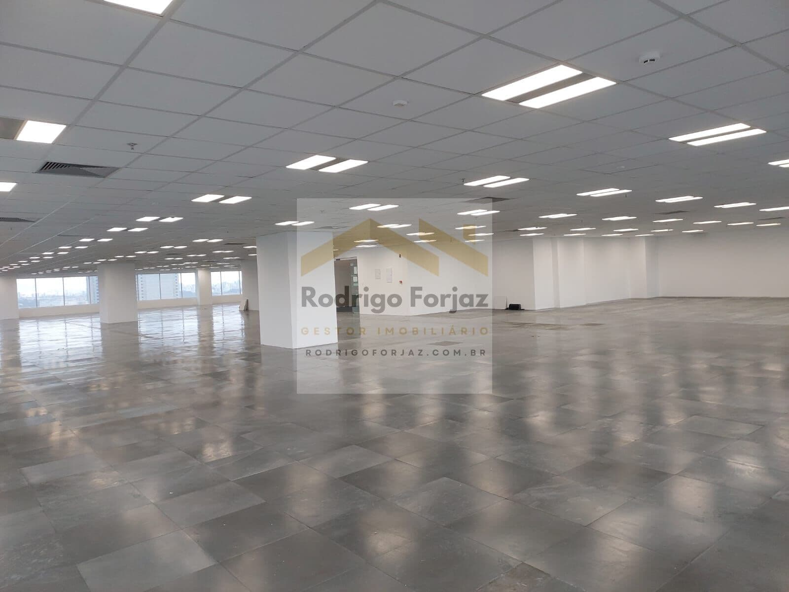 WEST CORP- Sala Corporativa OPEN SPACE c/ 987,80m², Piso Elevado, Ar-Condicionado VRF, Forro Modular, Luminárias, 23 Vagas