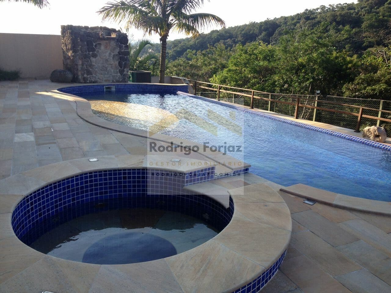 EXCELENTE CASA À VENDA COND. GÊNESIS 02 - ESTILO CHALÉ PROVENCIAL - VISTA PERMANENTE PARA A MATA - A/C: 650,00m², A/T: 720,00m², 05 Dorms (05 Suites), Piscina, 08 Vagas