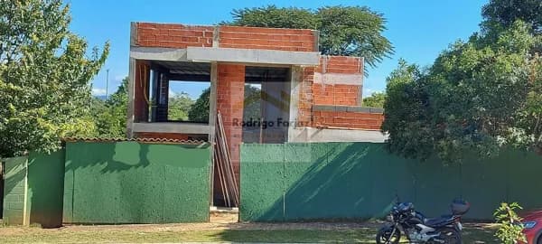 CASA MODERNA E CONTEMPORÂNEA EM CONSTRUÇÃO - CONDOMÍNIO GÊNESIS 1 - A/C:320m², A/T: 482,05 m² - 03 Dorms (01 Suite Master) - 04 Vagas