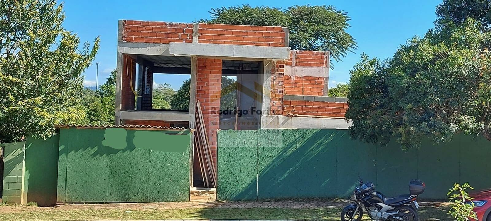 CASA MODERNA E CONTEMPORÂNEA EM CONSTRUÇÃO - CONDOMÍNIO GÊNESIS 1 - A/C:320m², A/T: 482,05 m² - 03 Dorms (01 Suite Master) - 04 Vagas