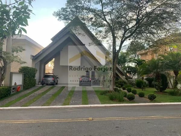 Casa Alto Padrão, com 5 suítes, sendo uma no térreo, vagas de garagem para 9 carros, casa com três pavimento.