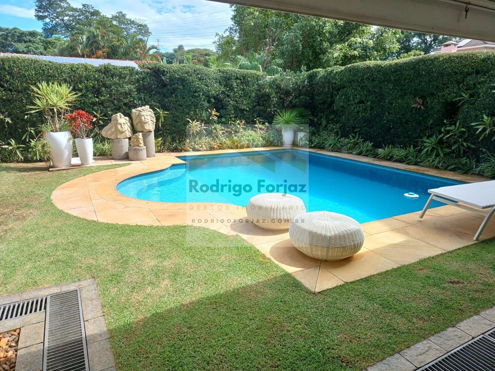 CASA À VENDA RESIDENCIAL 12, SUPER CONSERVADA - A/C:327,82m², A/T:420m², 04 Dorms (02 Suites (Suite Master c/ Closet), Piscina, 04 Vagas