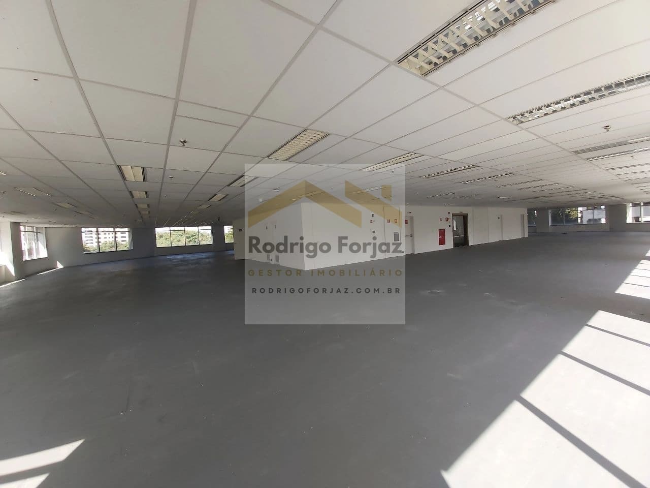 EXCELENTE LAJE COMERCIAL LOCAÇÃO - COND. Centro Administrativo Rio Negro, A/C: 1.356,36m² (OPEN SPACE), 36 Vagas