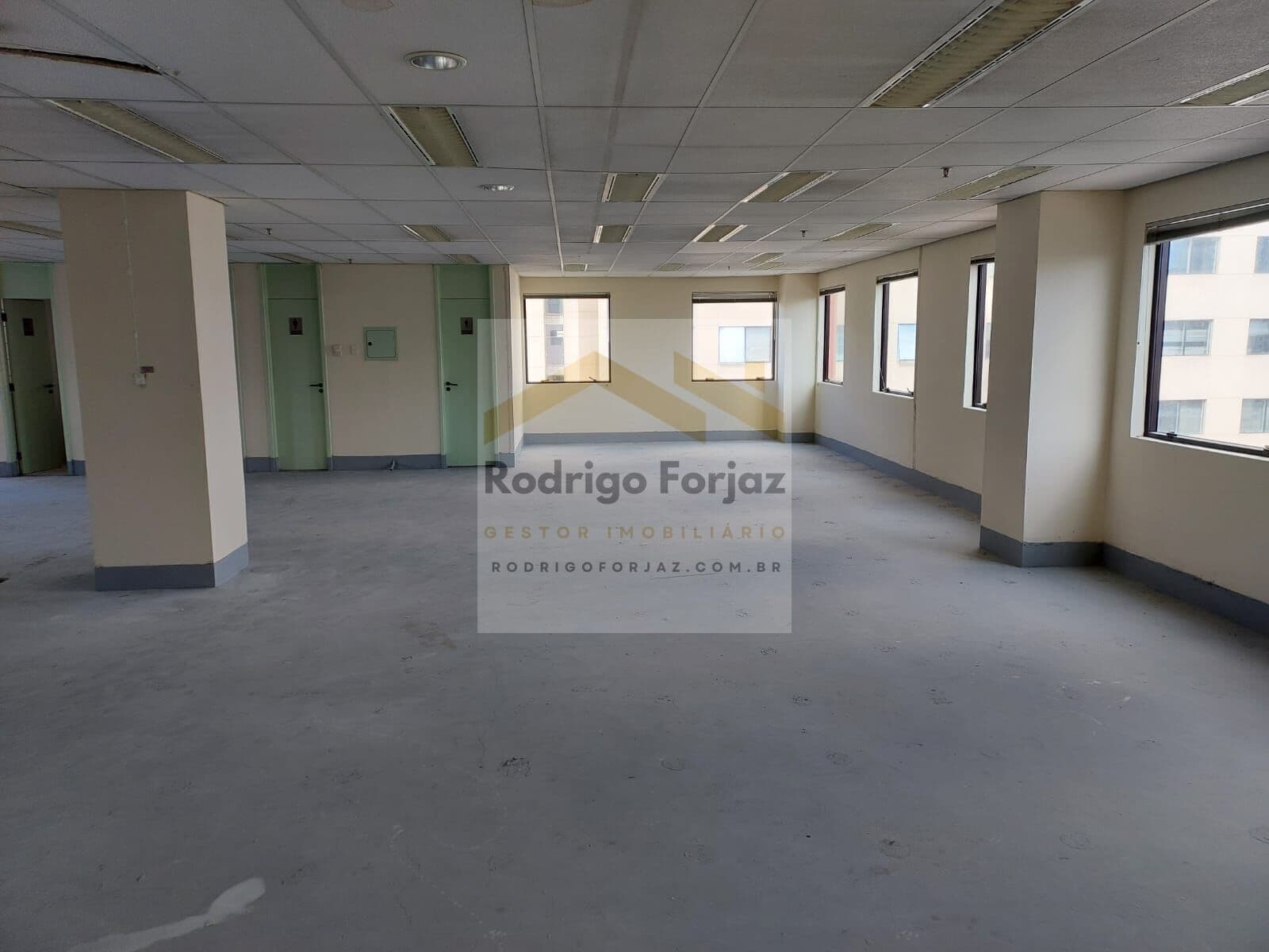 EXCELENTE SALA LOCAÇÃO COND. PLAZA ALPHAVILLE - A/C: 216m² - 04 Vagas