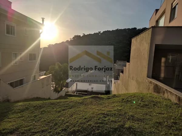 EXCELENTE Terreno À VENDA em Condomínio - Valville 1 - Alphaville - A/T: 360m², Declive, Vista para a Reserva