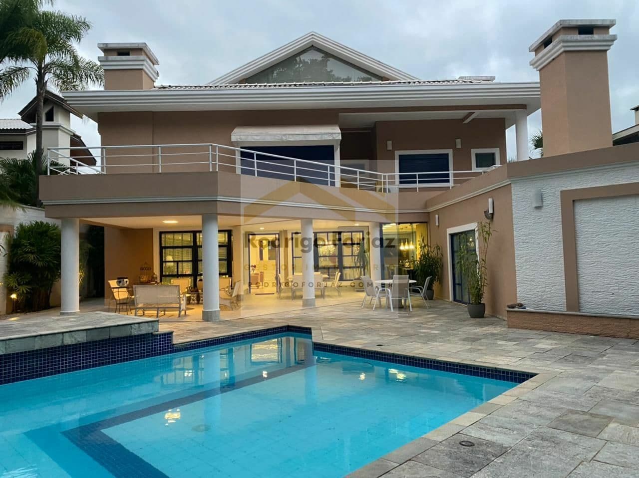 LINDA MANSÃO - TAMBORÉ 3 - VENDA -A/C:756,22m², A/T:1.092,87m², 04 Dorms.(04 Suítes),Living c/ 03 Ambientes,Área Gourmet,08 Vagas