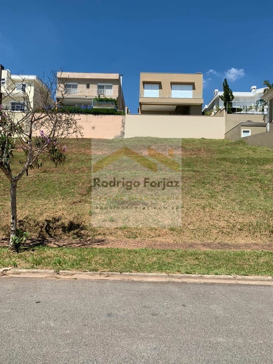 LINDO LOTE - LEVE ACLIVE - MEIO DE QUADRA - MURADO - CONDOMÍNIO GÊNESIS 1 - Metragem 420,00 m2