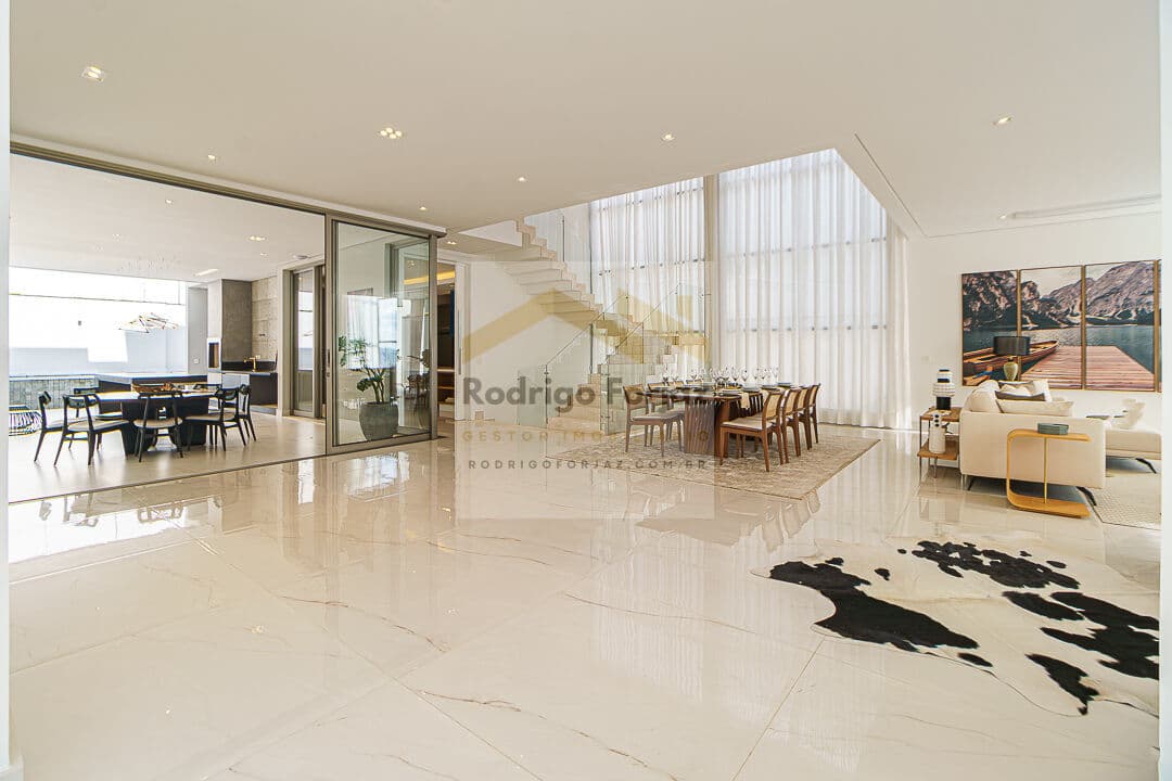 EXUBERANTE CASA À VENDA TAMBORÉ 10, 100% MOBILIADA, A/T: 585,00 m², A/C:610,00 m² - 04 dorms (04 suítes) - 03 vagas