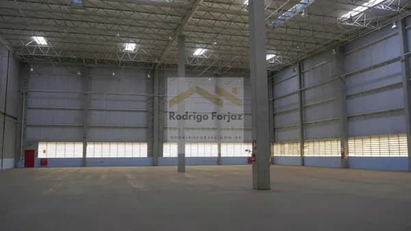 Galpão em Cond. ITAPEVI/SP - A/C: 1.789,55m², A/F: 1.101m², A/ESC: 220m², PD:12m, Piso: 5tf/m2; 02 Docas, 06 Vagas