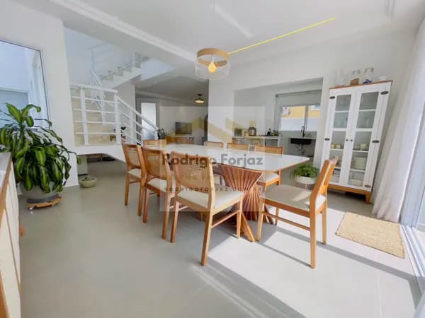 EXCELENTE CASA À VENDA SEMI MOBILIADA COND. VALVILLE 1 - 100% REFORMADA, A/C:280m², A/T:360m2, 03 Dorms (03 suítes), 04 Vagas