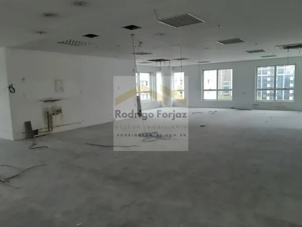 EXCELENTE SALA COMERCIAL À VENDA EDIF. MONTE CARLO TRADE CENTER - LOCALIZAÇÃO EXCELENTE - OPENSPACE - 255m² de área útil, 05 vagas