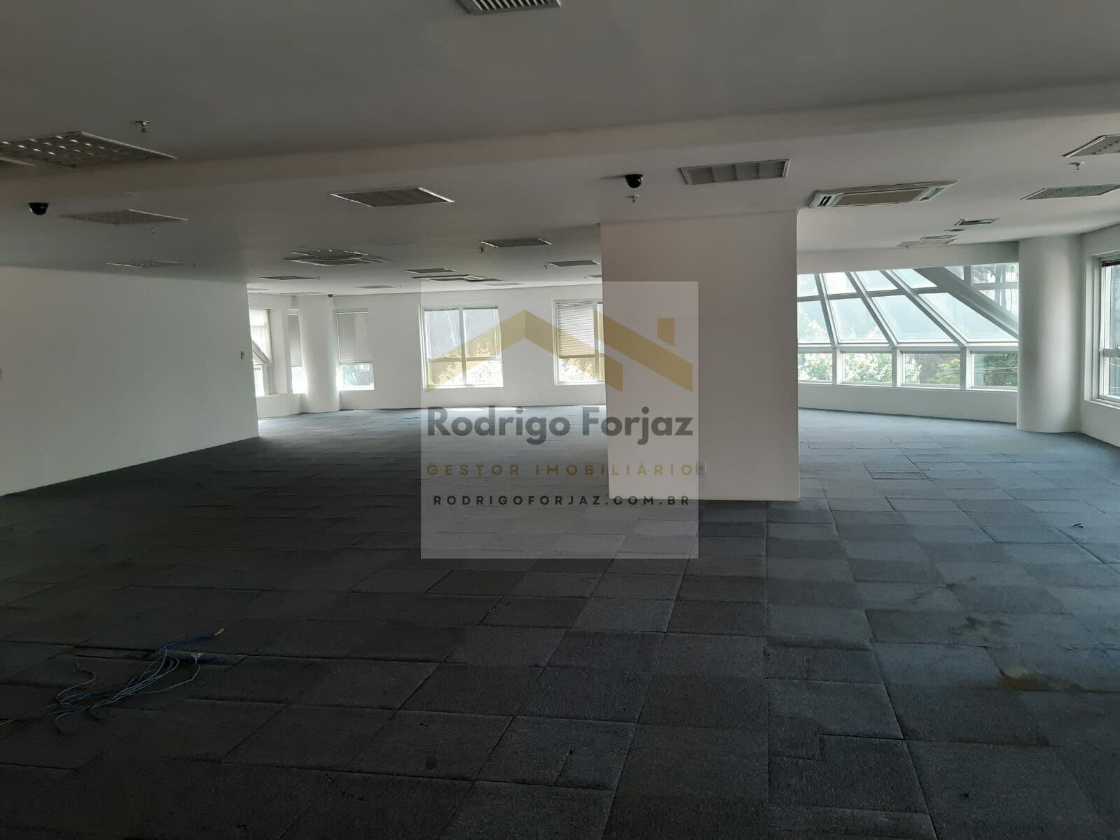 EXCELENTE SALA COMERCIAL EDIFÍCIO MONTE CARLO TRADE CENTER - LOCALIZAÇÃO EXCELENTE - OPENSPACE - 544m² de área útil, 10 vagas