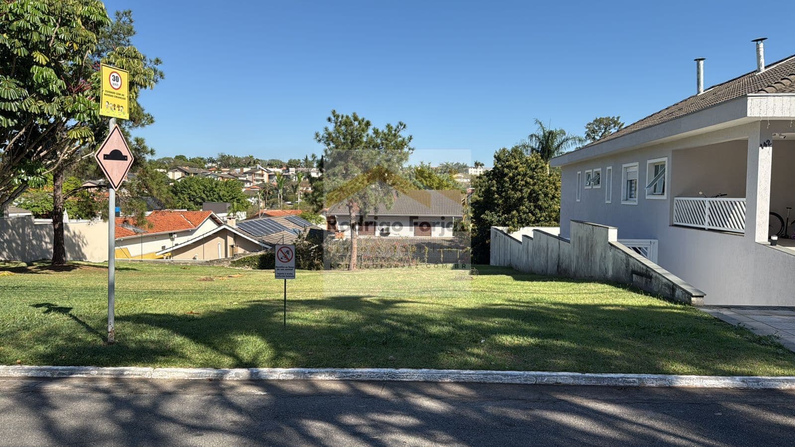 EXCELENTE TERRENO À VENDA - RESIDENCIAL 9 - LEVÍSSIMO DECLIVE - A/T: 420,00m², Próximo da portaria