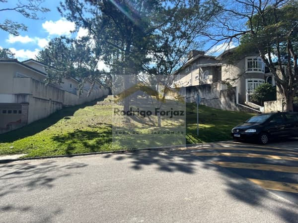 EXCELENTE LOTE NO RESIDENCIAL 10 - Leve aclive, meio de quadra, com 803m²