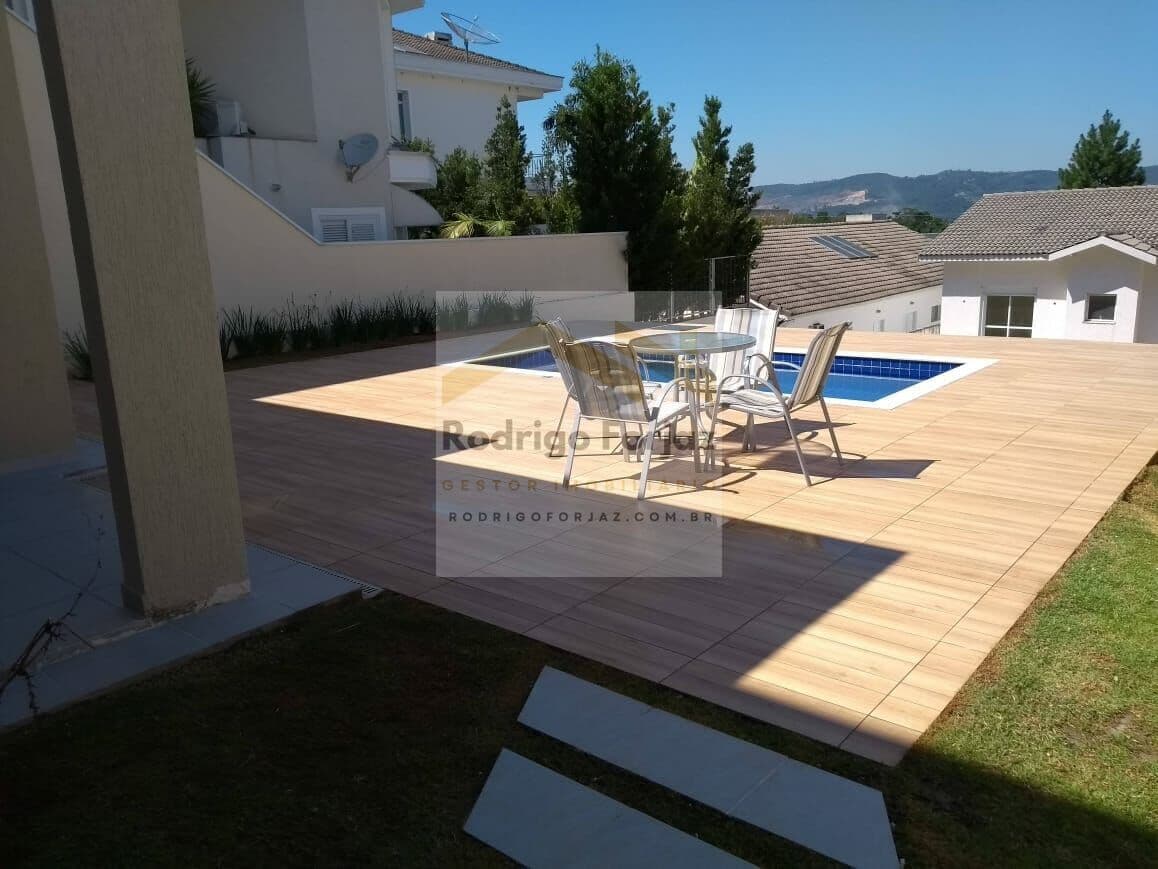 CASA LOCAÇÃO RES. Valville 1 - A/C: 230m², A/T: 517m², 03 Dorms (03 Suites), Piscina, 04 Vagas