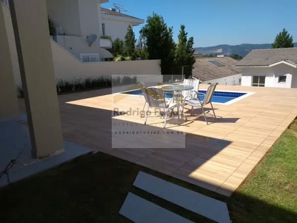 CASA LOCAÇÃO RES. Valville 1 - A/C: 230m², A/T: 517m², 03 Dorms (03 Suites), Piscina, 04 Vagas