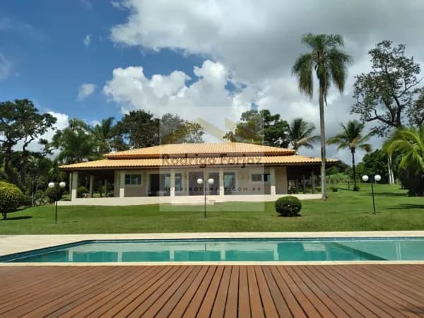 Lindo Sítio com 78.000m2 de terreno, 1.200m2 de área construída. Casa sede c/ 03 dorms (02 suítes), piscina, 02 açudes, piscina, 10 carros