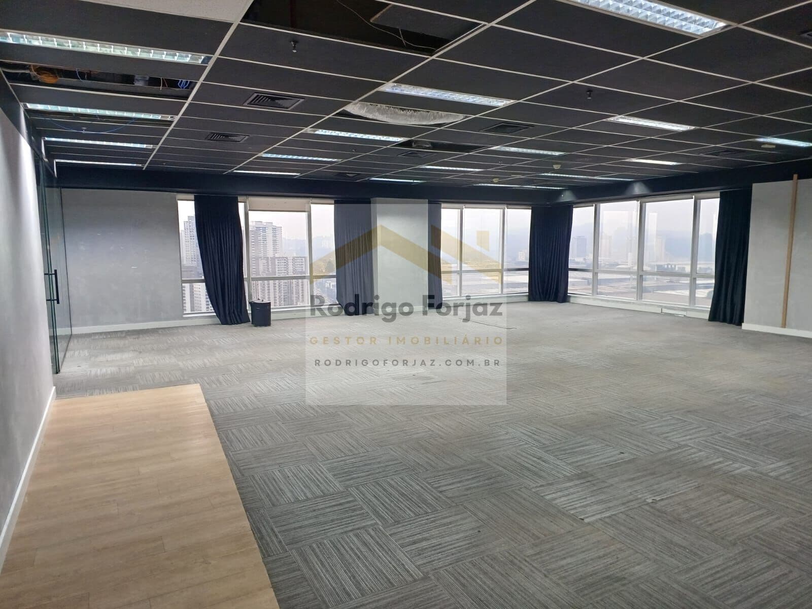 Sala Comercial SEMI MOBILIADA - 246m², Divisórias, Ar Cond. OPEN SPACE, 08 Vagas