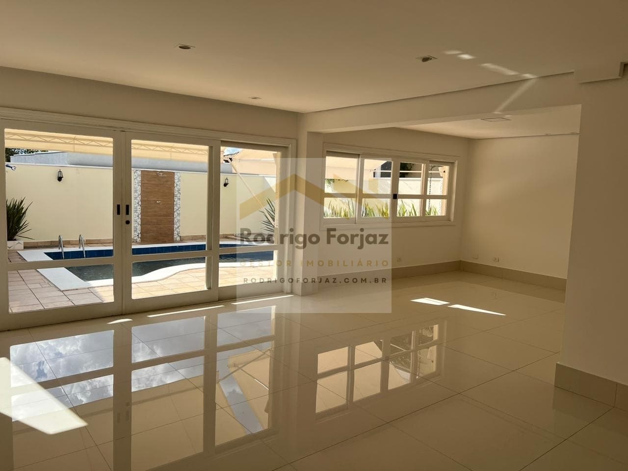 EXCELENTE CASA À VENDA RESIDENCIAL 09 - AMPLA - A/C:370,00m², A/T: 441,20m² - 04 Dorms (02 suítes) - 04 Vagas