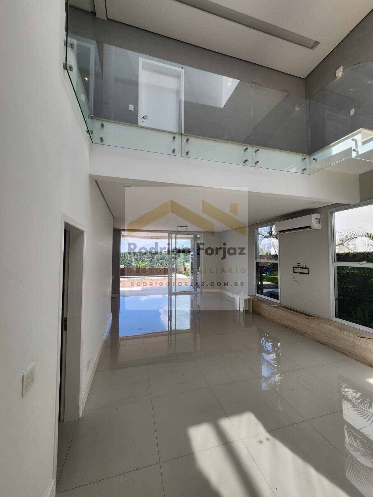 EXCELENTE CASA MODERNA À VENDA NO RESIDENCIAL GÊNESIS I, ALPHAVILLE/SP, 04 Dorms (04 Suítes c/ Ar), 04 Vagas