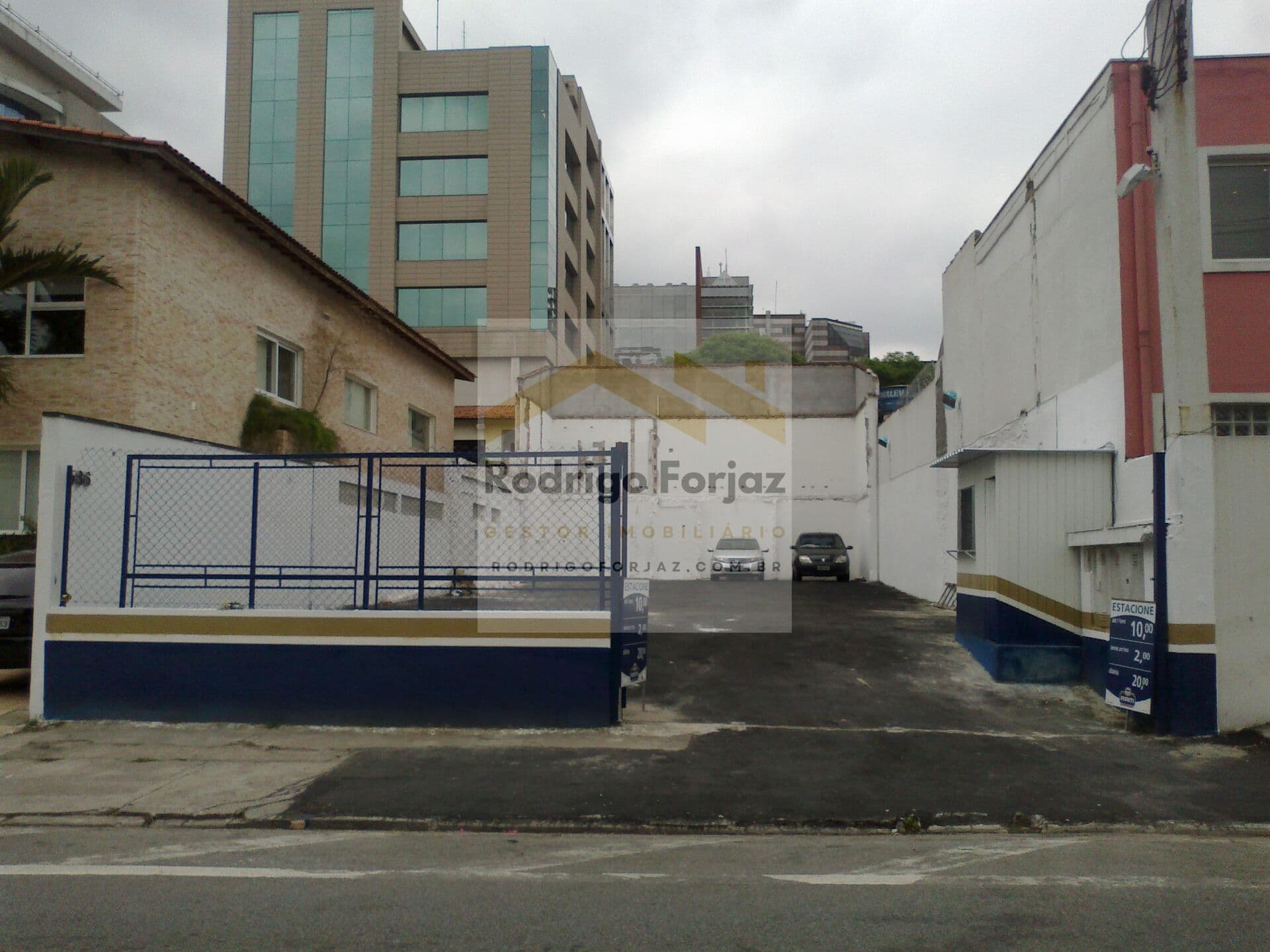 EXCELENTE LOCALIZAÇÃO-VENDA-RUA NOBRE PRÓXIMO PARQUE IBIRAPUERA, A/T: 330m², Estacionamento pronto.