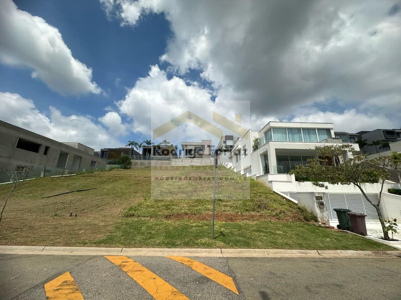 EXCELENTE TERRENO EM ACLIVE - VENDA - COND. GÊNESIS 2 - Lindo Terreno BEM LOCALIZADO EM UMA RUA PLANA com 490m²