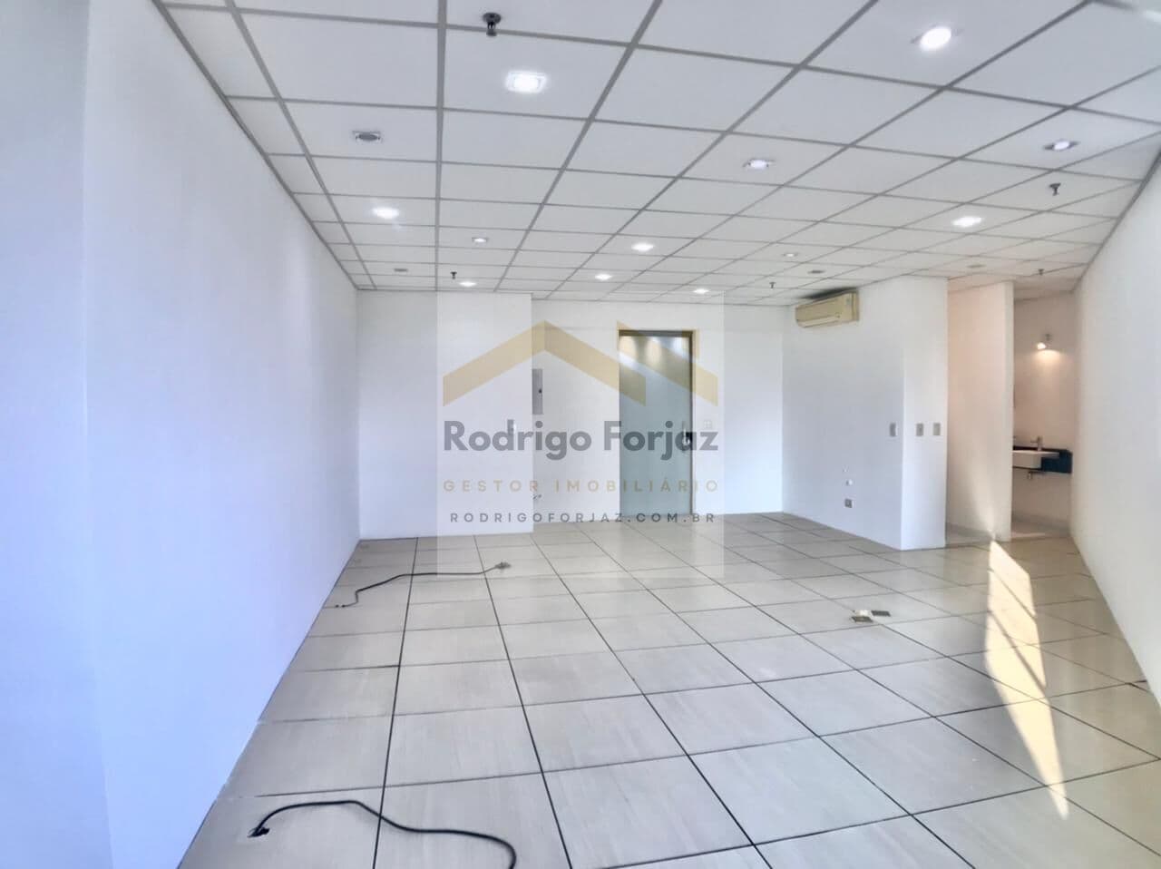 EXCELENTE SALA COMERCIAL, CORAÇÃO 18 DO FORTE/ALPHAVILLE - GAMA OFFICES - 60m2 - 01 Vaga
