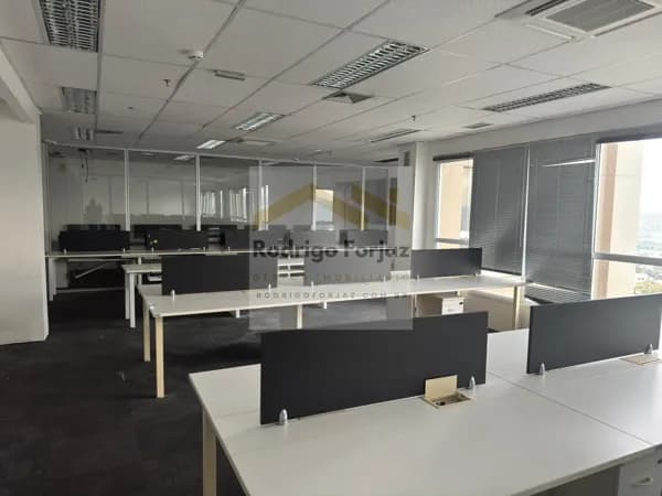 EXCELENTE SALA COMERCIAL SEMI MOBILIADA LOCAÇÃO ALPHAVILLE, A/C: 596m², C/ DIVISÓRIAS e PERSIANAS, AR COND. CARPETE, 08 VAGAS