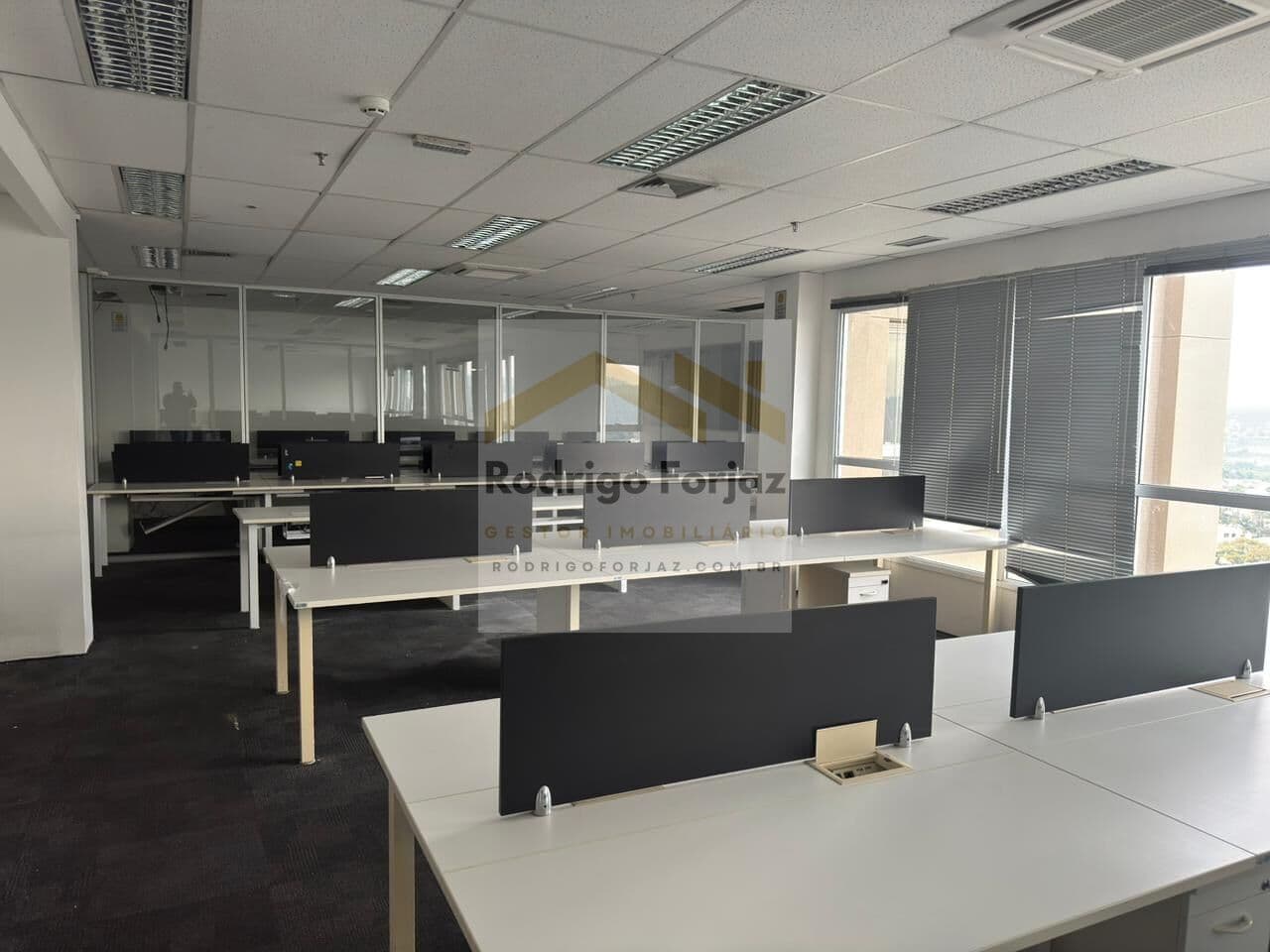 EXCELENTE SALA COMERCIAL SEMI MOBILIADA LOCAÇÃO ALPHAVILLE, A/C: 596m², C/ DIVISÓRIAS e PERSIANAS, AR COND. CARPETE, 08 VAGAS