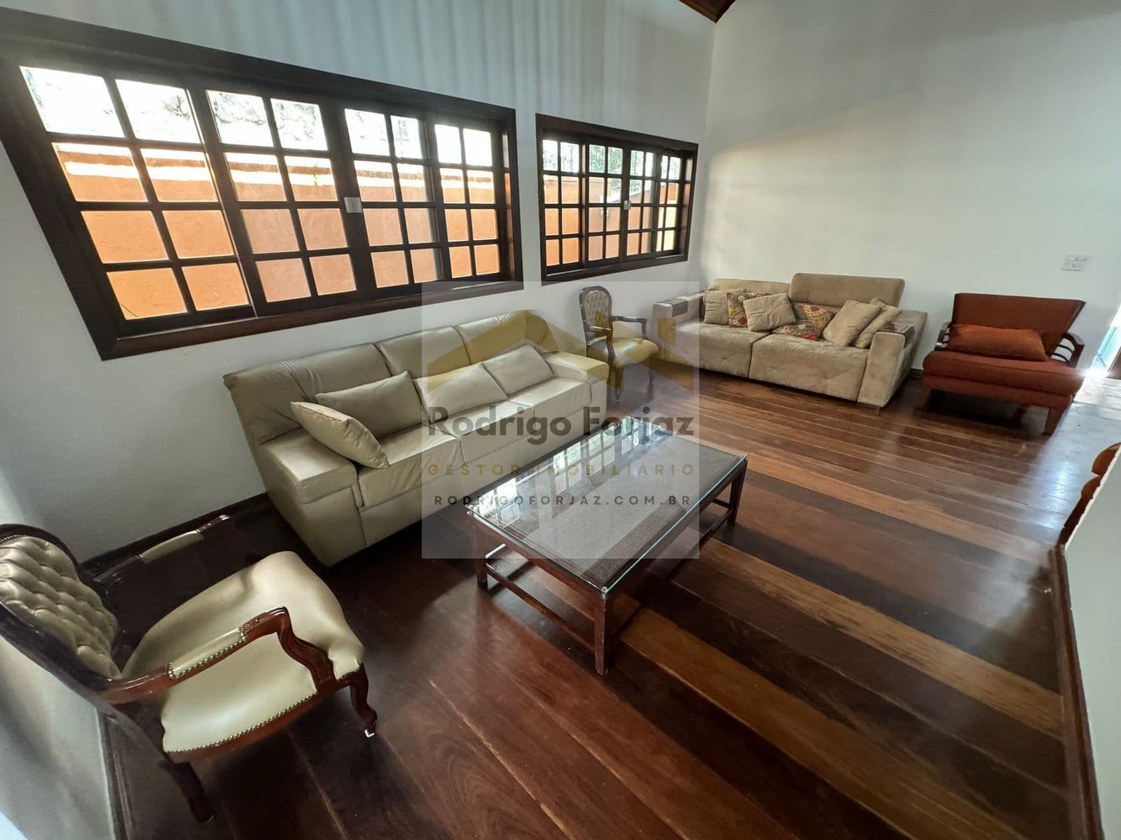 CASA REFORMADA À VENDA RESIDENCIAL 09,100% MOBILIADO-Estilo clássico-normando,A/C:360m²,A/T:500m²,04 dorms (04 suítes),04 Vagas