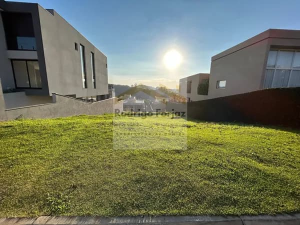 EXCELENTE TERRENO COM LEVE DECLIVE - VENDA - CONDOMÍNIO GÊNESIS 2 - Lindo Terreno com Por do Sol no Fundo, com 490m²