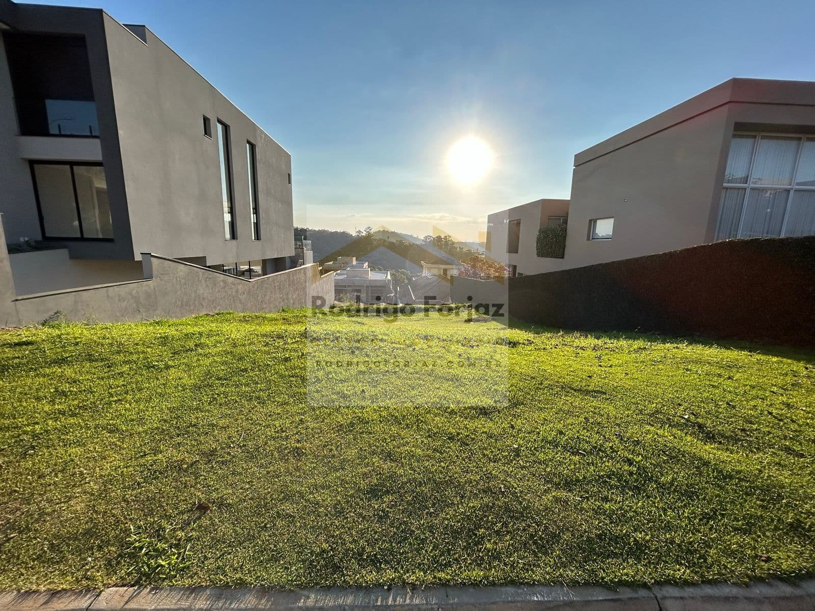 EXCELENTE TERRENO COM LEVE DECLIVE - VENDA - CONDOMÍNIO GÊNESIS 2 - Lindo Terreno com Por do Sol no Fundo, com 490m²