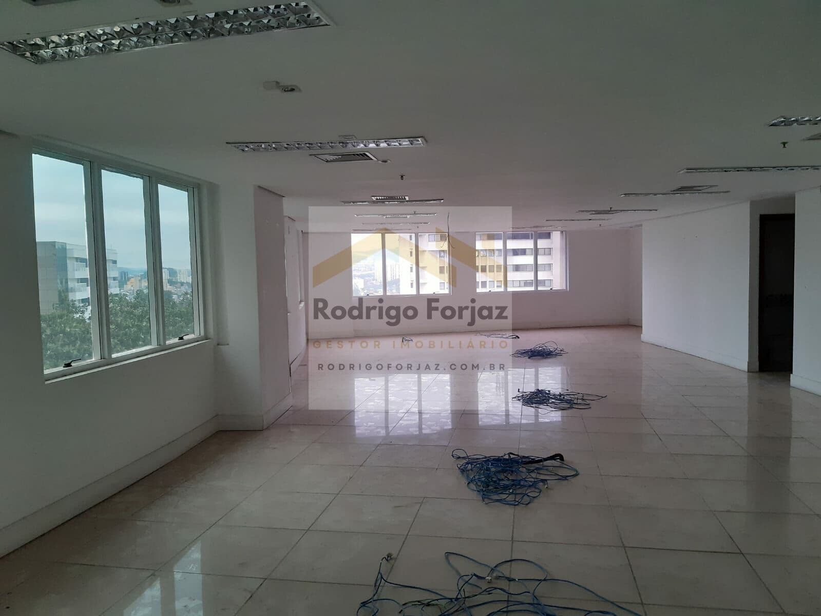 EXCELENTE SALA COMERCIAL NO CONDOMÍNIO STADIUM - EM FRENTE AO ALPHA SHOPPING E AO CENTRO COMERCIAL- 212 m², 8 vagas, 6 banheiros