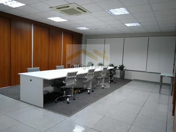 Excelente sala comercial – VENDA – OPORTUNIDADE, 100% MOBILIADO, 110m2,01 copa, 04 banheiros, 02 vagas.
