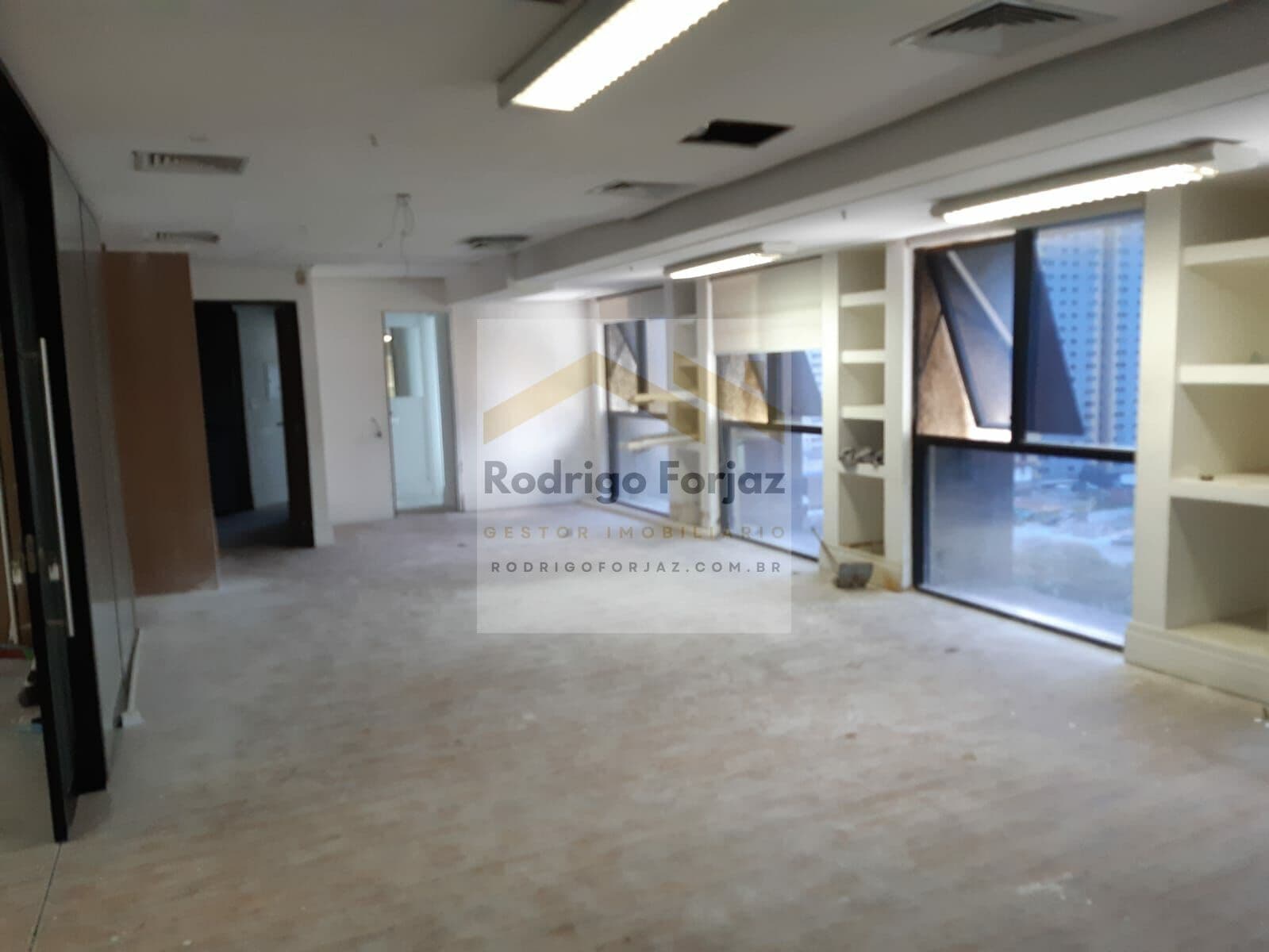 SALA COMERCIAL PARA LOCAÇÃO COM LOCALIZAÇÃO PREMIUM EM ALPHAVILLE - A/C:160 m², 4 vagas, 4 banheiros, ar cond. fibra ótica, luminárias, divisórias