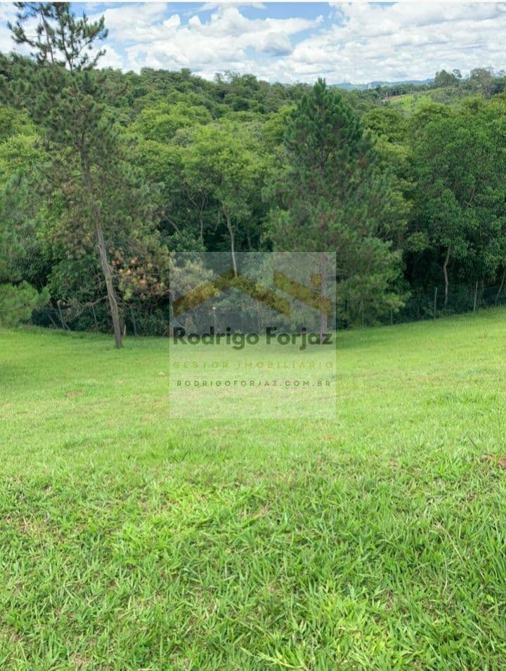 Terreno excelente em declive com fundos para reserva permanente de mata do Condomínio - 360m2 - Valville 1