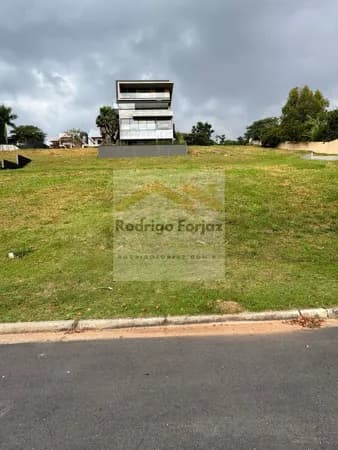 EXCELENTE TERRENO À VENDA GÊNESIS 2 - Terreno em aclive 490,00 m², Gramado. LOCALIZAÇÃO PREMIUM - Meio de quadra.
