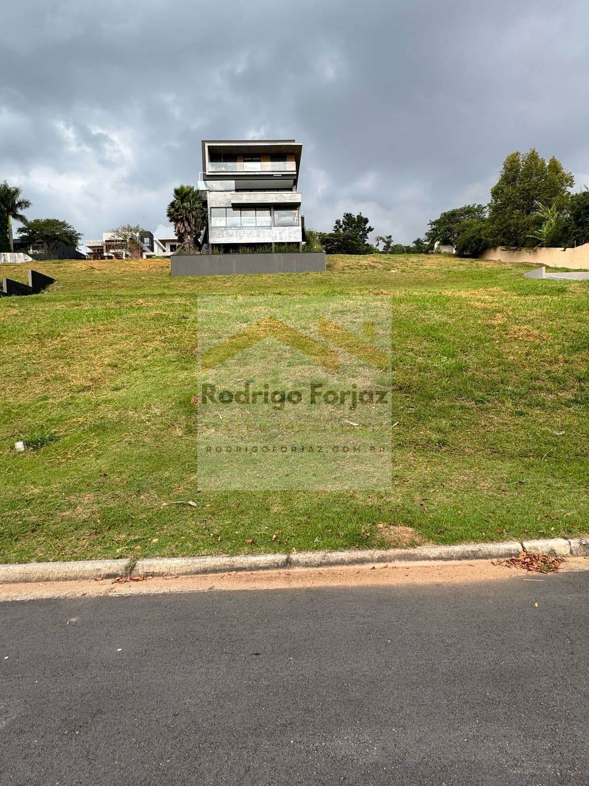 EXCELENTE TERRENO À VENDA GÊNESIS 2 - Terreno em aclive 490,00 m², Gramado. LOCALIZAÇÃO PREMIUM - Meio de quadra.
